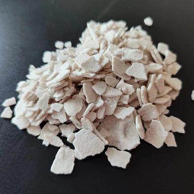 Offwhite Flake Calcium Chloride Chemical 74% Untuk Pencairan Dan Pengeringan Salju
